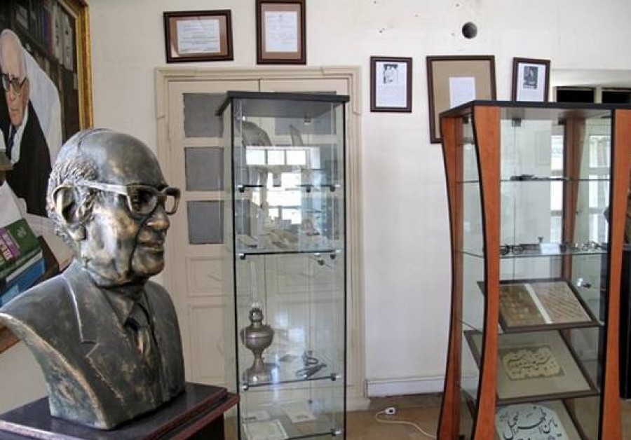 مجسمه دکتر حسابی